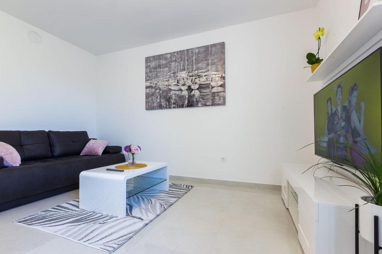 Petra Modern With Free Parking And Bbq Zára