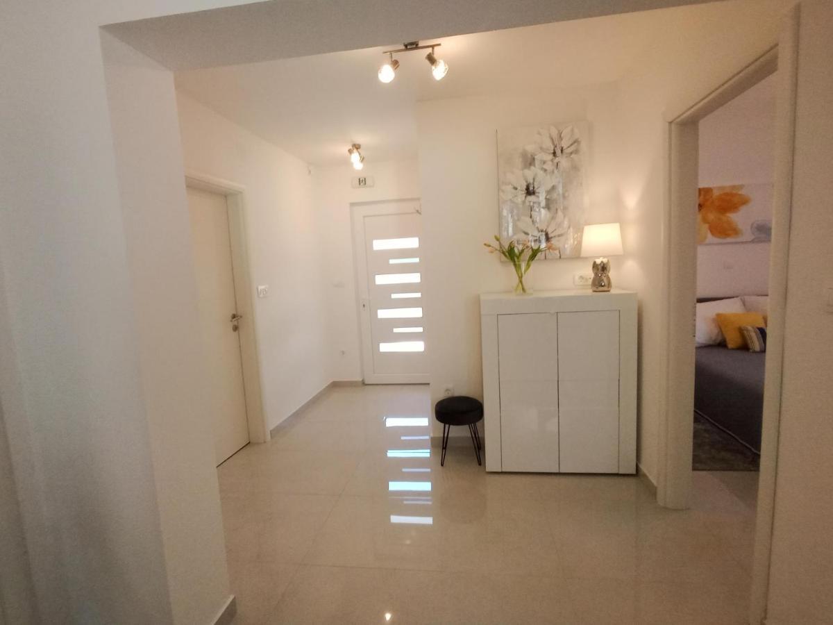 Apartment Petra Modern With Free Parking And Bbq Zadar
